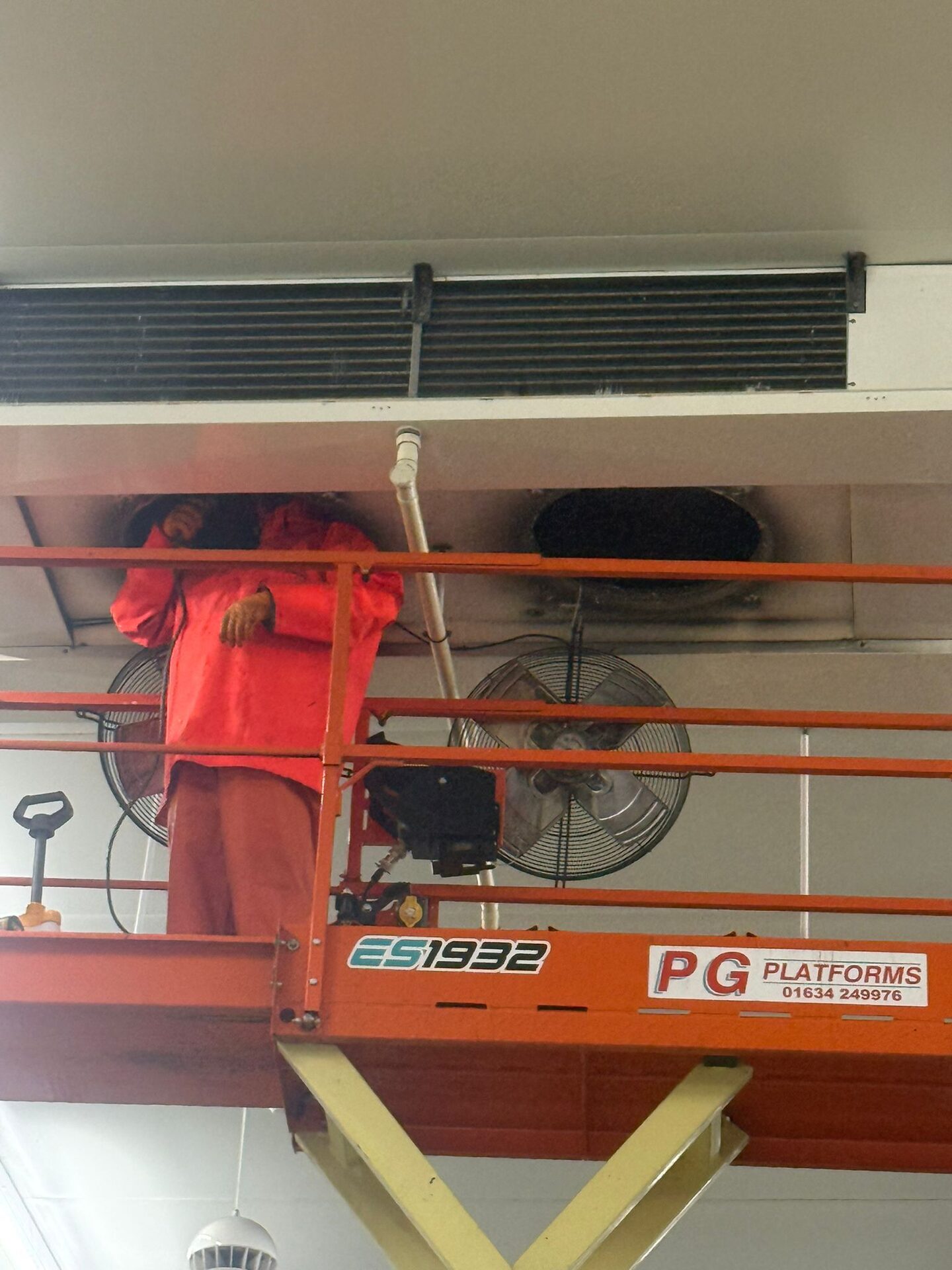 Operative reaching into extraction duct from access platform